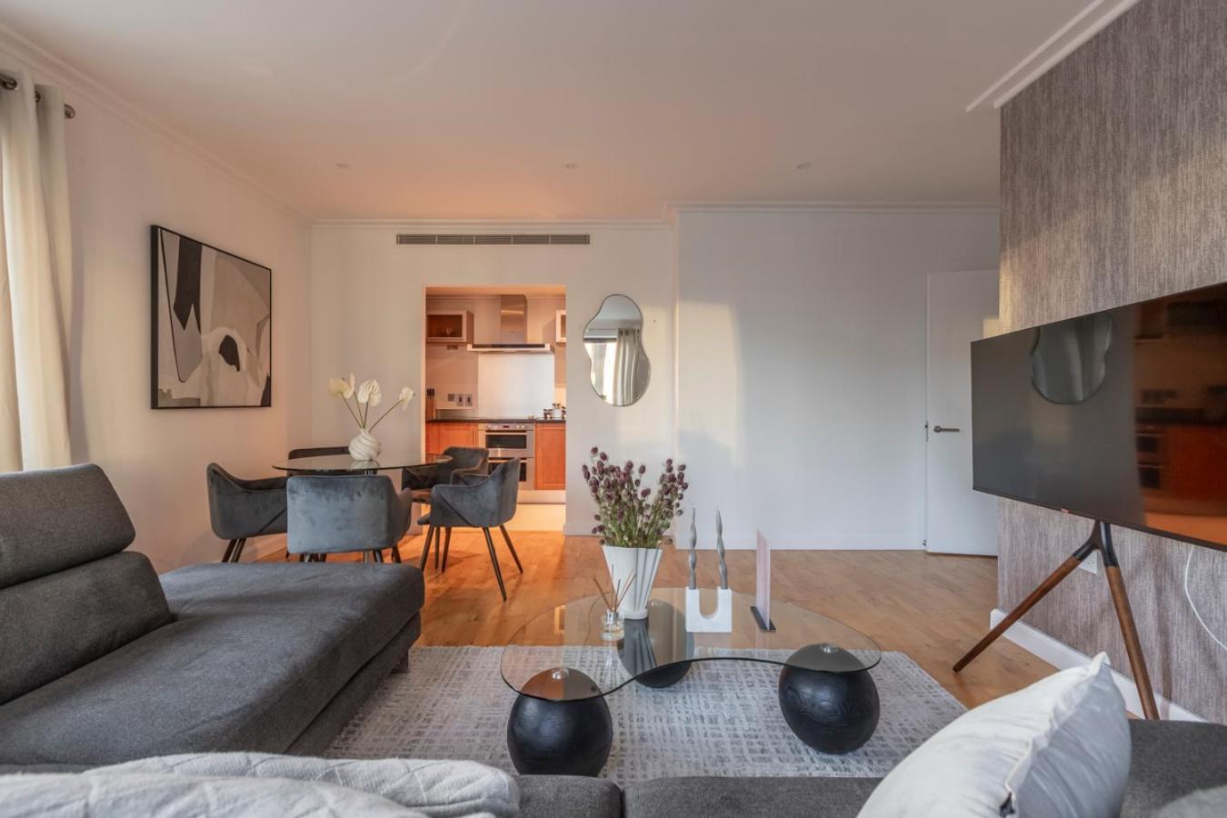 City Waterfront Apartment London